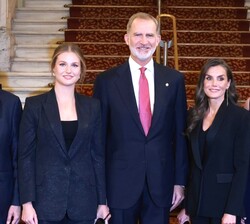 Sus Majestades los Reyes, acompañados de Sus Altezas Reales la Princesa de Asturias y la Infanta Doña Sofía
